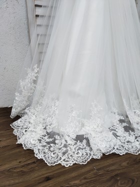 ivory lace and tulle wedding dress