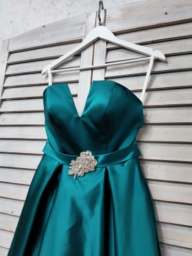 strapless V cut neckline