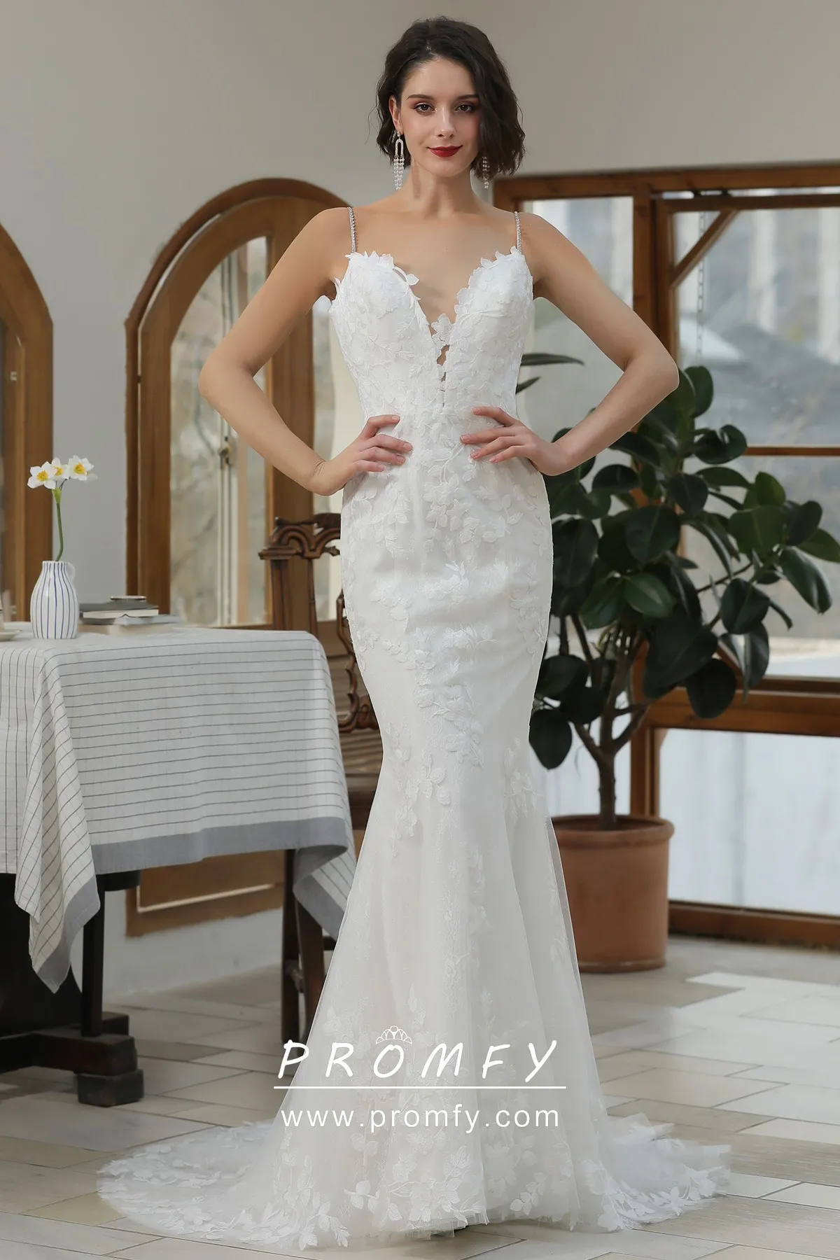 V-Neck Sleeveless Floral Lace Mermaid Bridal Gown Garden Puffy Tulle Slim Wedding Dress