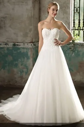 Simple lace and tulle strapless sweetheart A line wedding dress
