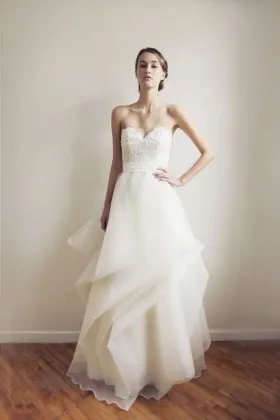 Cool flanged organza and sweetheart lace ivory wedding gown