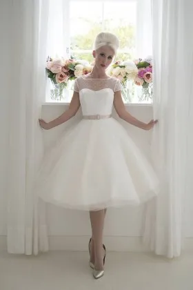 Exquisite spot tulle cap sleeve vintage knee length ball gown wedding dress