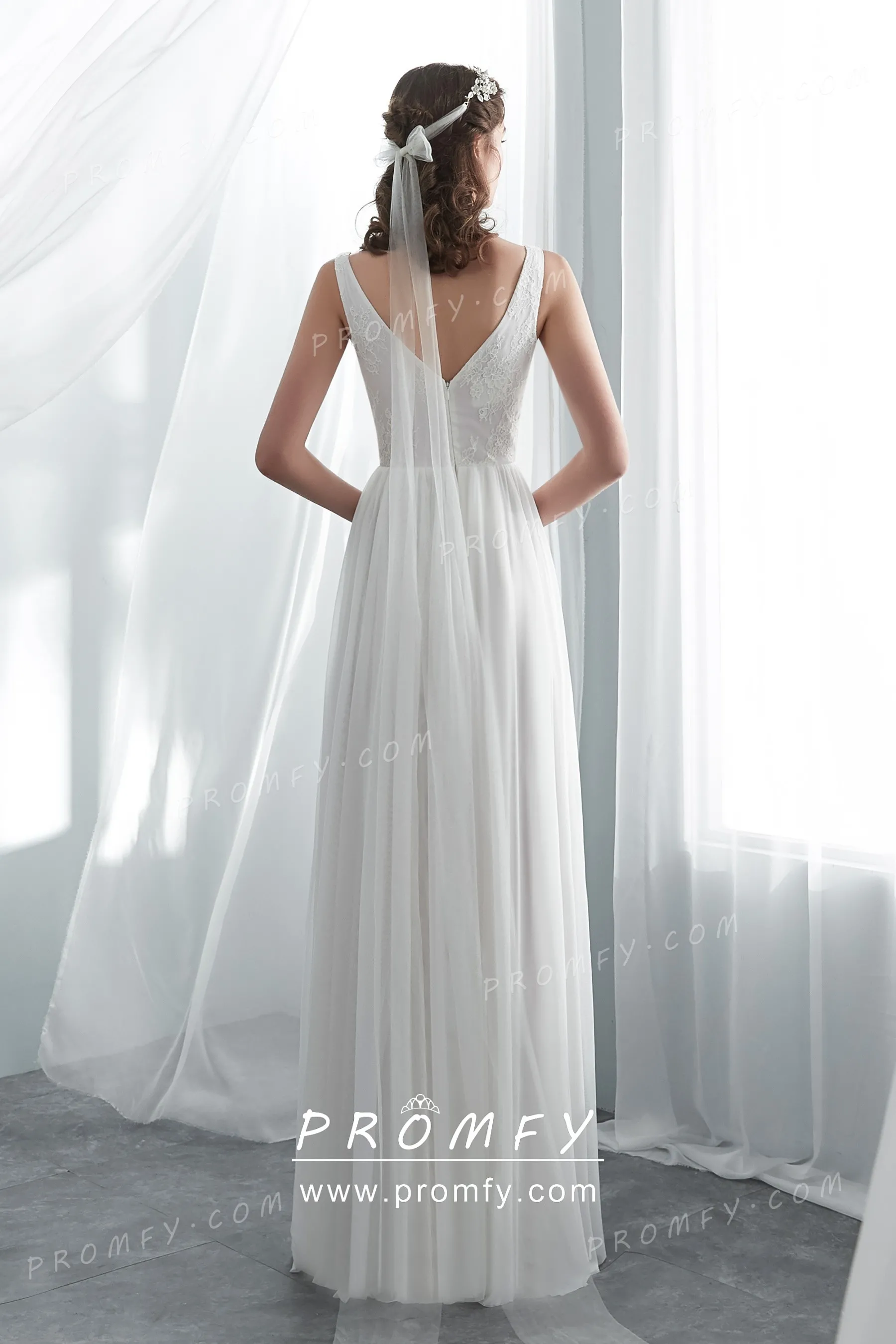 New Arrival V-Neck Sleeveless Summer Wedding Dress with Lace Applique